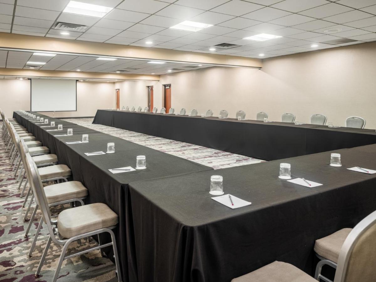 ホテル Crowne Plaza Milwaukee South By Ihg エクステリア 写真